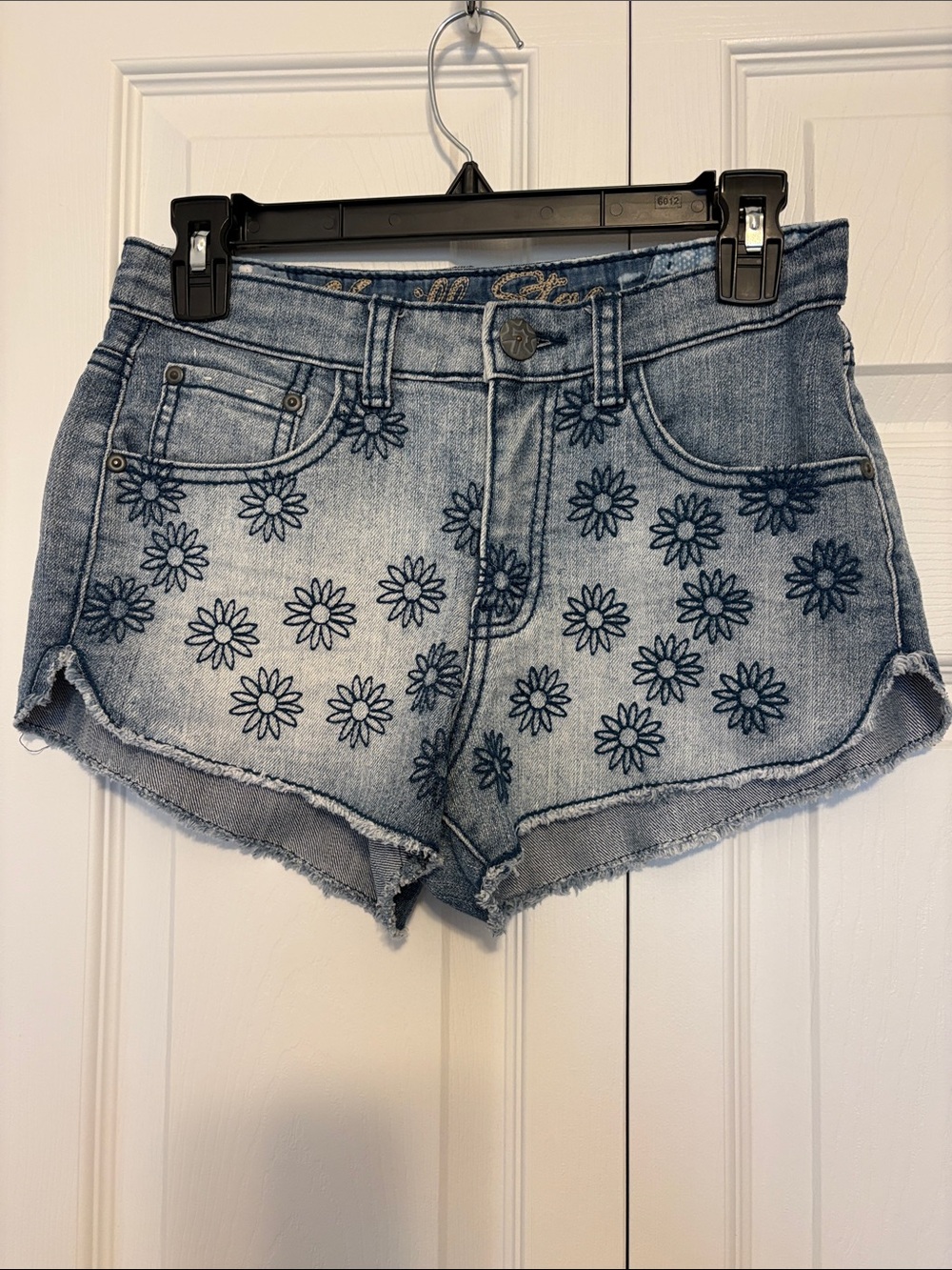 NWOT Denim Daisy Embroidered High-Rise Women’s Shorts - Light Blue. Sz.5 Junior.